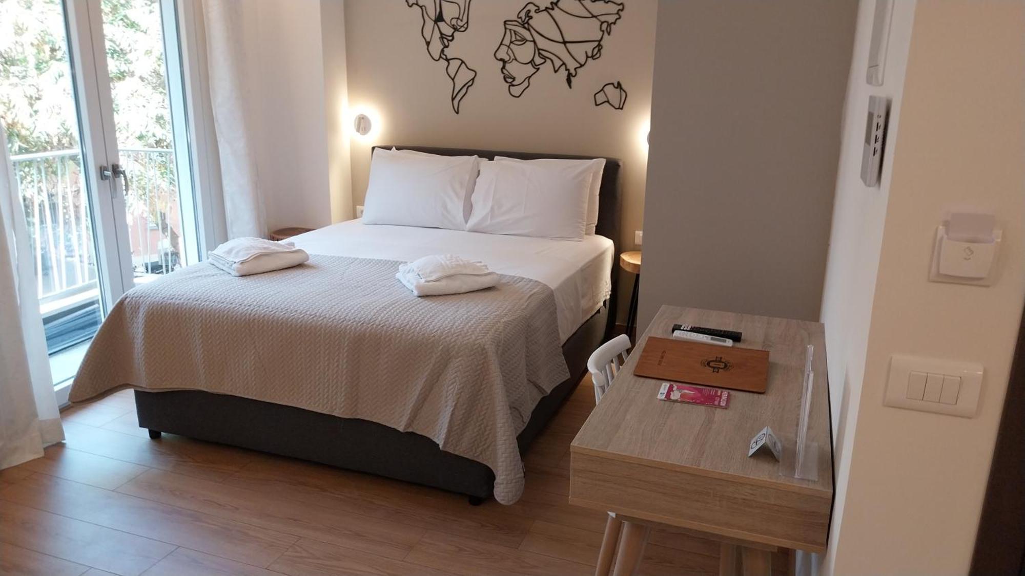 Uni Island - City Heart Suites Heraklion  Exterior photo